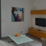 Modern Top-floor With Terrace, Ac & Free Private Secured Parking 公寓 *