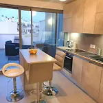 公寓 Modern Top-floor With Terrace, Ac & Free Private Secured Parking *