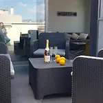 Modern Top-floor With Terrace, Ac & Free Private Secured Parking 公寓
