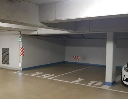 Modern Top-floor With Terrace, Ac & Free Private Secured Parking *