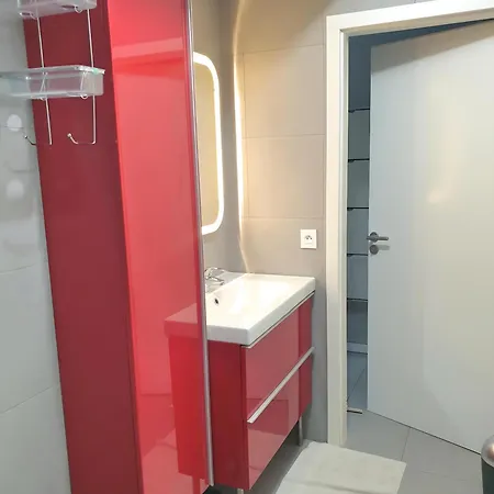Modern Top-floor With Terrace, Ac & Free Private Secured Parking *