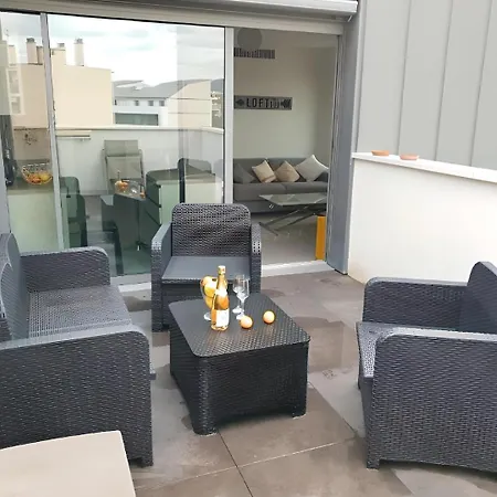 Modern Top-floor With Terrace, Ac & Free Private Secured Parking 公寓 *
