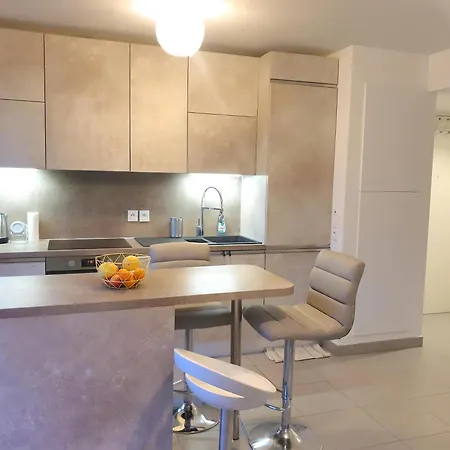 Modern Top-floor With Terrace, Ac & Free Private Secured Parking