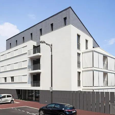 Modern Top-floor With Terrace, Ac & Free Private Secured Parking 公寓