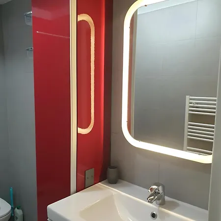 Апартаменты Modern Top-floor With Terrace, Ac & Free Private Secured Parking